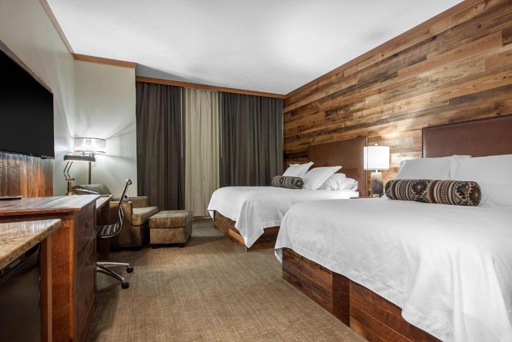Queen Room with Two Queen Beds and Chair/Ottoman - Accessible/Non-Smoking interior